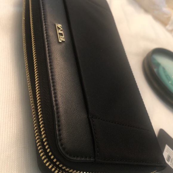 Tumi  New zip Round wallet Voyager collection 2 outside pocket easy access black - Picture 4 of 13